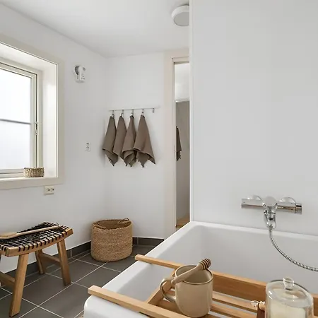 Sunny Balcony & Bathtub In *